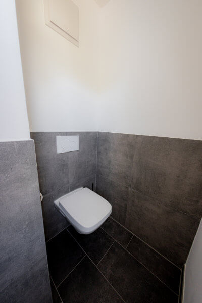 Bathroom with hairdryer and cleaning products - Ferienwohnung Herzogenaurach - BONNYSTAY
