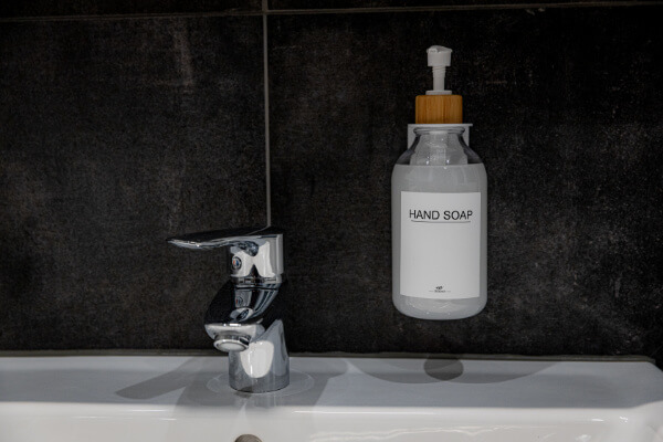 Bad mit Shampoo, Duschgel, Seife und Handtücher - Apartment - Herzogenaurach - BONNYSTAY