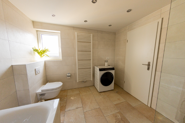 Badezimmer mit Waschmaschine - Ferienwohnung Landshut - BONNYSTAY