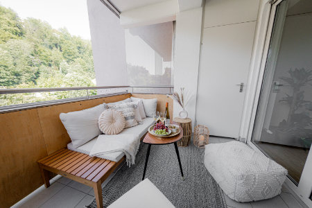 Balcony with garden furniture and view of the Ilz river