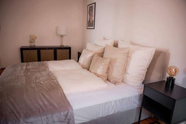 Bequemes Doppelbett - Kingsize - in großzügigem Schlafzimmer