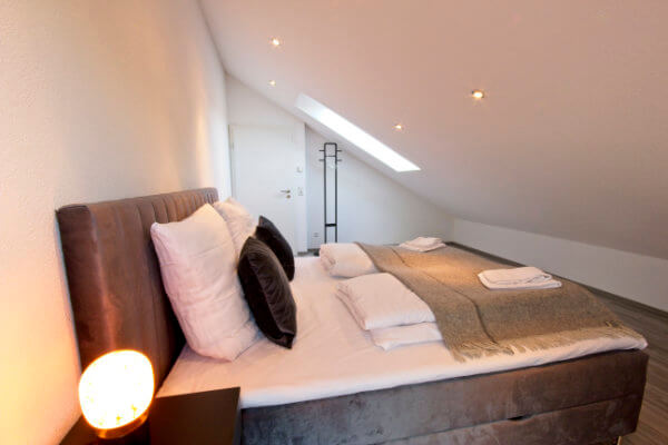 Boxspringbett, Extrakissen- Decken - Ferienwohnung 4 Personen - Rheinfelden (Baden) - BONNYSTAY
