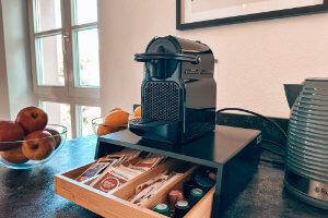 Nespresso Maschine mit Kapseln und Teeauswahl stehen zur Verfügung