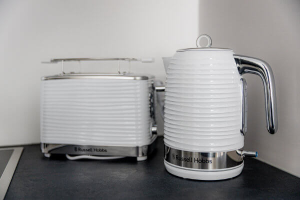 Kitchen in vacation accommodation with kettle, toaster, coffee maker, tea - BONNYSTAY Herzogenaurach