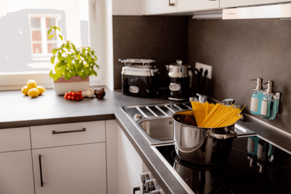 Küche in Ferienwohnung mit Wasserkocher und Gefrierschrank - BONNYSTAY Landshut
