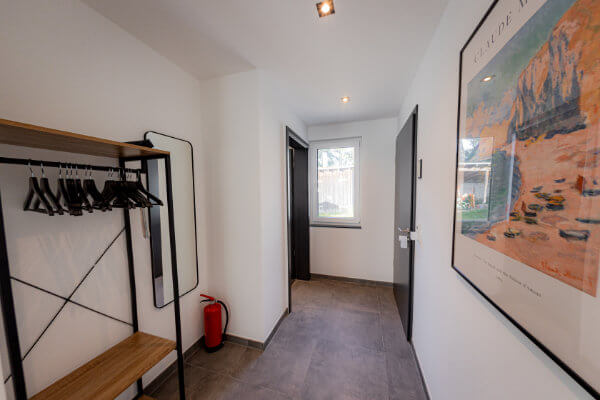 Hallway with coat rack - BONNYSTAY - The Sunny Side