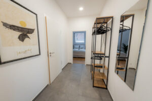 Flur mit Garderobe in renovierter Ferienwohnung in Passau