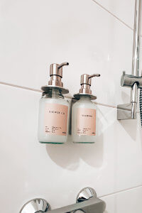 Föhn, Shampoo, Seife und Duschgel stehen zur Verfügung
