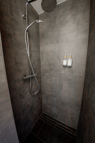 Frisch renovierte Dusche im modernen Bad