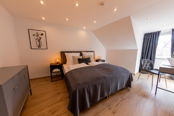 Grosses Schlafzimmer mit Boxspringbett - Ferienwohnung in Landshut