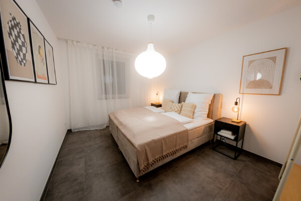 Kingsize Bett mit Bettwäsche und zusätzlichen Kissen