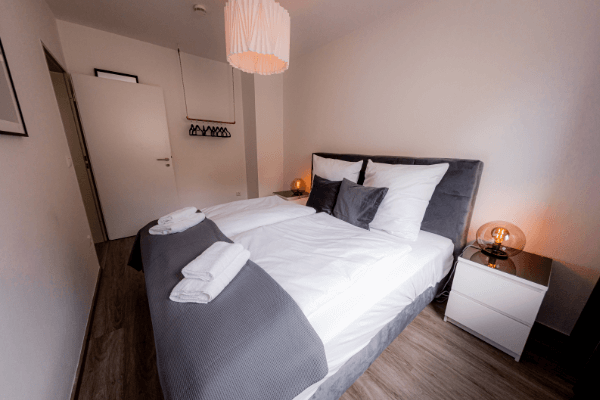 Modernes Schlafzimmer mit Boxspringbett - BONNYSTAY