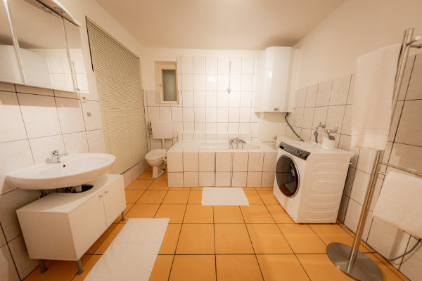 Komplett neues Badezimmer mit Badewanne und Waschtrockner