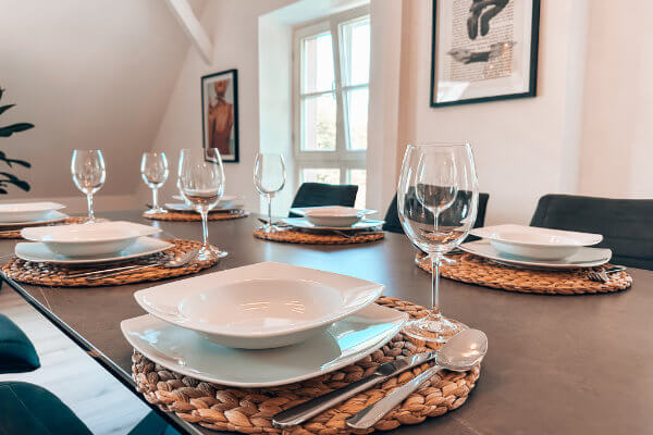Küche mit Weingläsern, Töpfen, Pfannen u.v.m. - BONNYSTAY in Lörrach