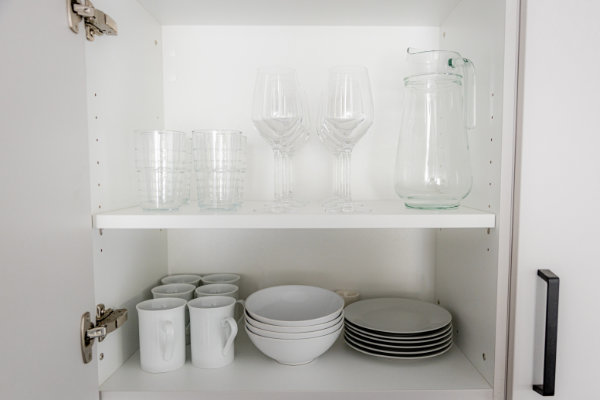Kitchen equipped with wine glasses and many extras - Apartment The Garden - Herzogenaurach