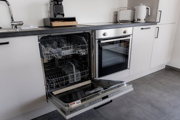 Küche mit Geschirrmaschine, Kühlschrank, Gefrierfach, Herd, Backofen für Deine Übernachtung in Herzogenaurach - BONNYSTAY