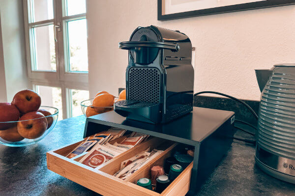 Küche mit Kaffee, Kaffeemaschine und Wasserkocher - BONNYSTAY Lörrach