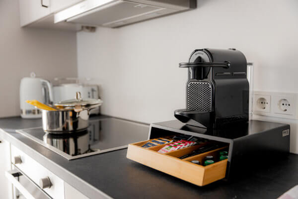 Kitchen with coffee and coffee maker, toaster and kettle - BONNYSTAY Herzogenaurach