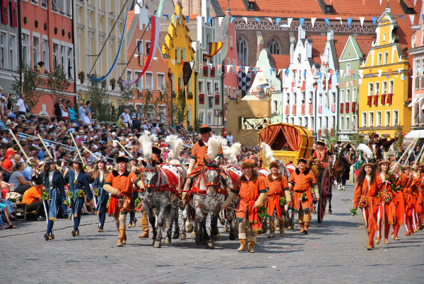 Landshut Altstadt mit historischen Gebäuden und Isar fußläufig