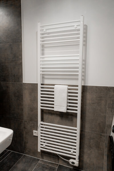 Luxuriöses Bad renoviert mit Handtüchern