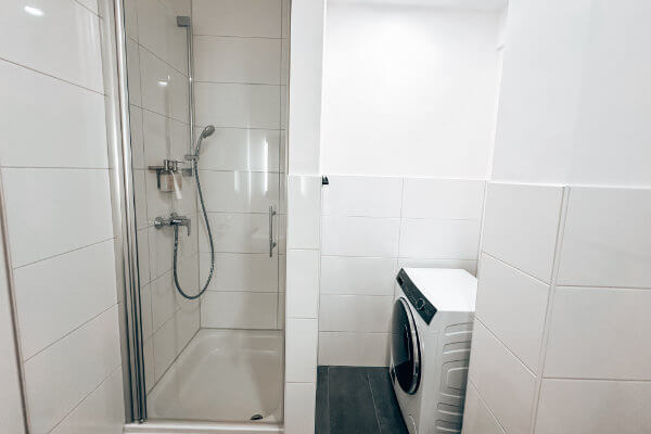 Moderne Dusche mit Handtüchern, Shampoo, Duschgel inklusive - Apartment Lörrach - BONNYSTAY