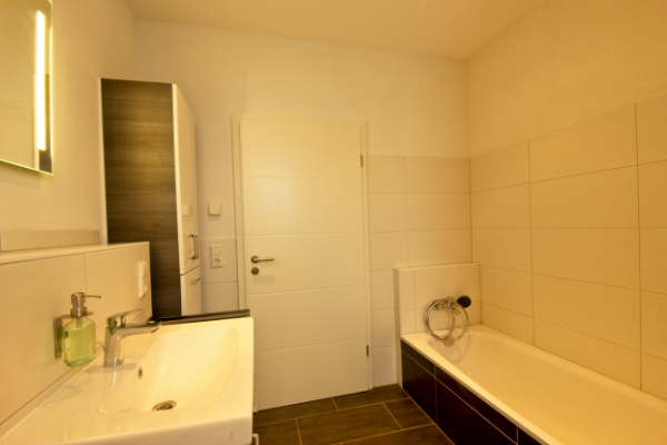 Modern bathroom with bathtub - Apartment Rheinfelden - BONNYSTAY