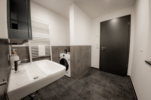 Modern bathroom with towels - BONNYSTAY in Herzogenaurach