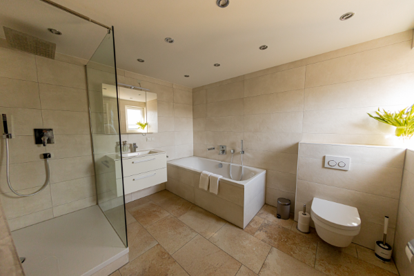 Modernes Badezimmer - Ferienwohnung Landshut - BONNYSTAY