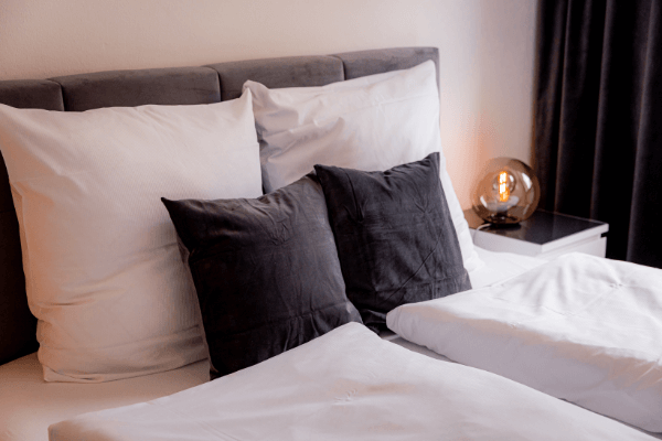 Großes Schlafzimmer mit Boxspringbett und Arbeitsplatz - BONNYSTAY