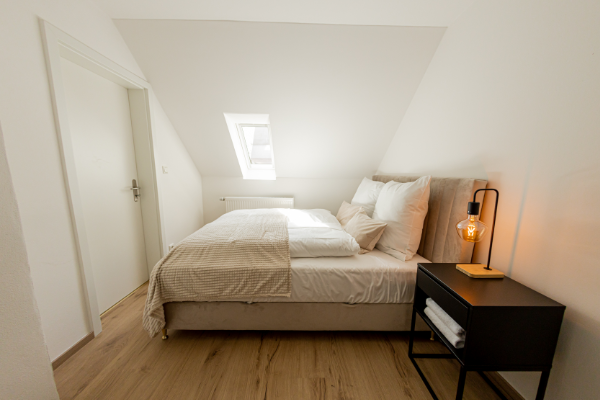 Modernes Schlafzimmer mit Boxspringbett - BONNYSTAY