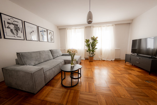 Schlafcouch im Wohnzimmer für zwei weitere Gäste - BONNYSTAY