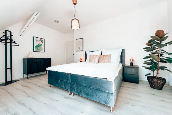 Schlafraum mit Kingsize-Boxspring-Doppelbett - BONNYSTAY Lörrach