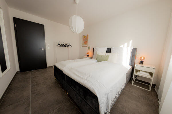 Bedroom with king size double bed and darkening possible - BONNYSTAY