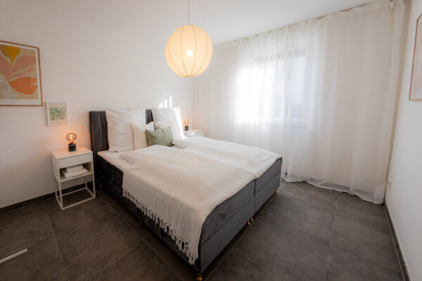 Bedroom with king-size bed in the flat in Herzogenaurach