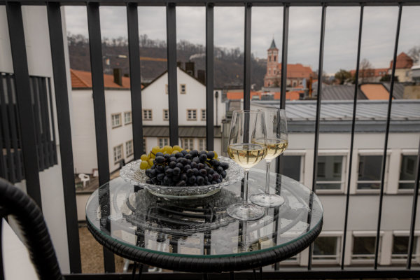 Sitzgelegenheit auf Balkon mit Blick auf die Altstadt Passaus - BONNYSTAY