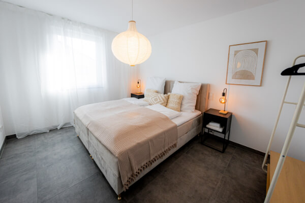Schlafzimmer imt Abdunklung üfr Übernachtung in Herzogenaurach