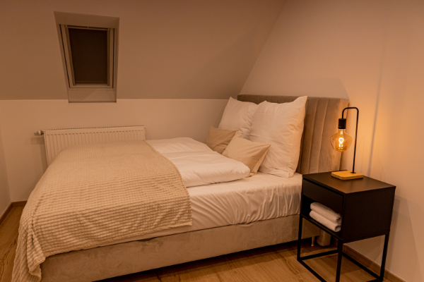 Zwei Schlafzimmer mit Boxspring-Betten